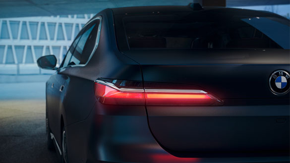 Chromowane elementy nad purystycznymi lampami tylnymi – BMW seria 7