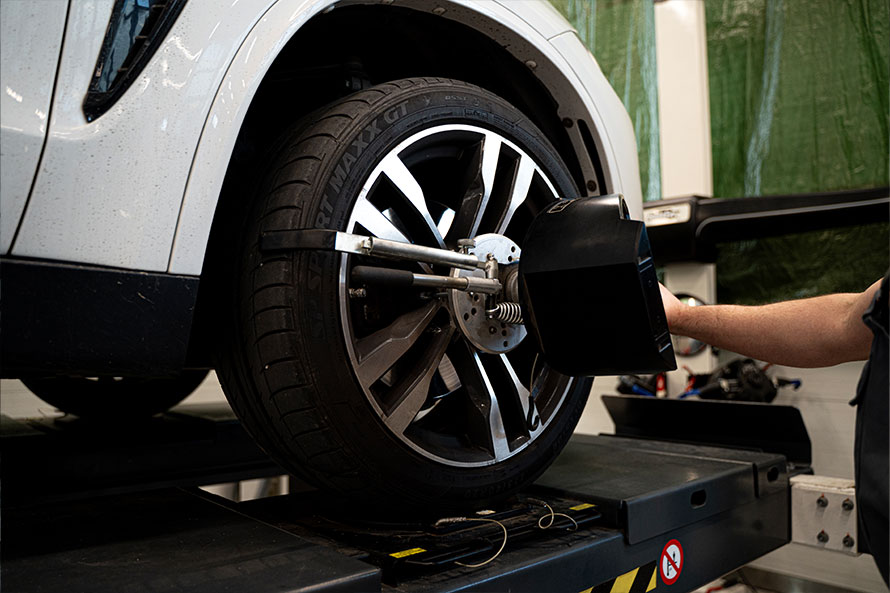 BMW serwis - samochody na podnośniku.