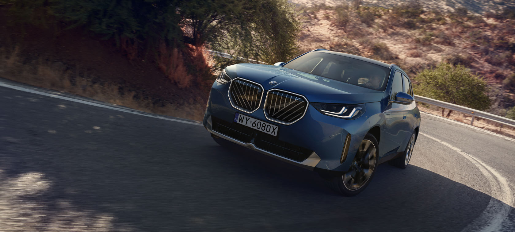 BMW X3 Plug-in Hybrid łączy komfort i elastyczność w codziennej eksploatacji, a także typową dla modeli X dynamikę jazdy. Dzięki możliwości poruszania się w trybie całkowicie elektrycznym, hybrydowy napęd typu plug-in doskonale sprawdzi się na krótszych trasach zapewniając zrównoważoną mobilność. Innowacyjne technologie z dziedziny łączności i wspomagania kierowcy w BMW X3 wynoszą funkcjonalność, bezpieczeństwo i rozrywkę na nowy poziom, z kolei całkowicie nowy design wyznacza standardy za sprawą awangardowych elementów, takich jak grill BMW Iconic Glow. Odkryj warianty nowego BMW X3, opcje wyposażenia, dane techniczne, a także liczne warianty finansowania.